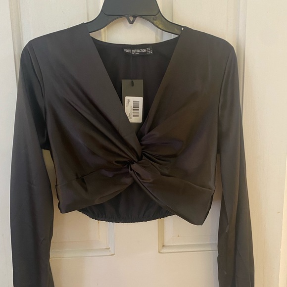 First distraction the label satin twist crop top in black - Picture 5 of 6